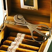 #humidor #cisor #cigars #cube #design #unique #nice #class #grey #green @world.of.gerard.cigars.geneva